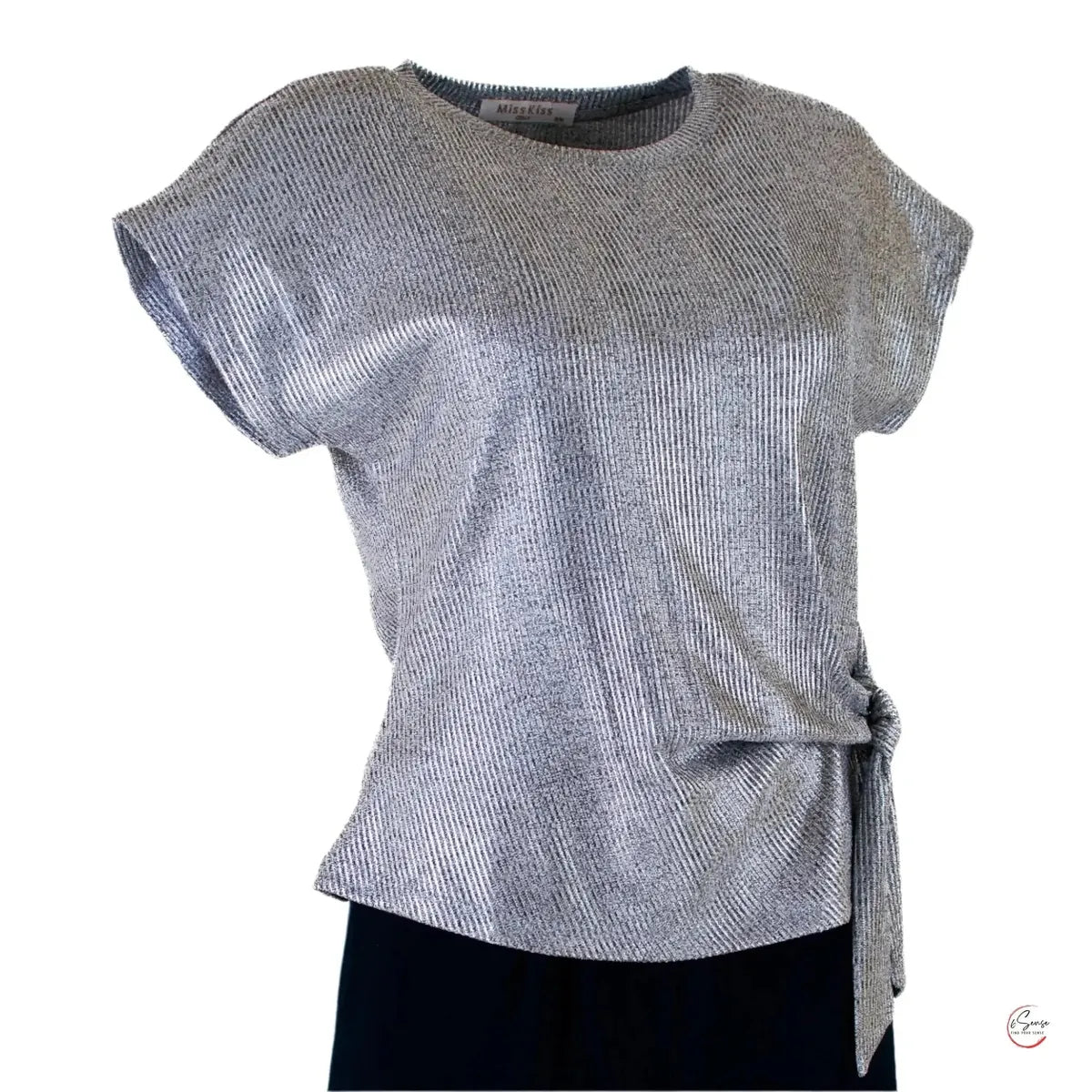 ✨ Осмели се да блеснеш със сребристия топ, който привлича погледите! ✨