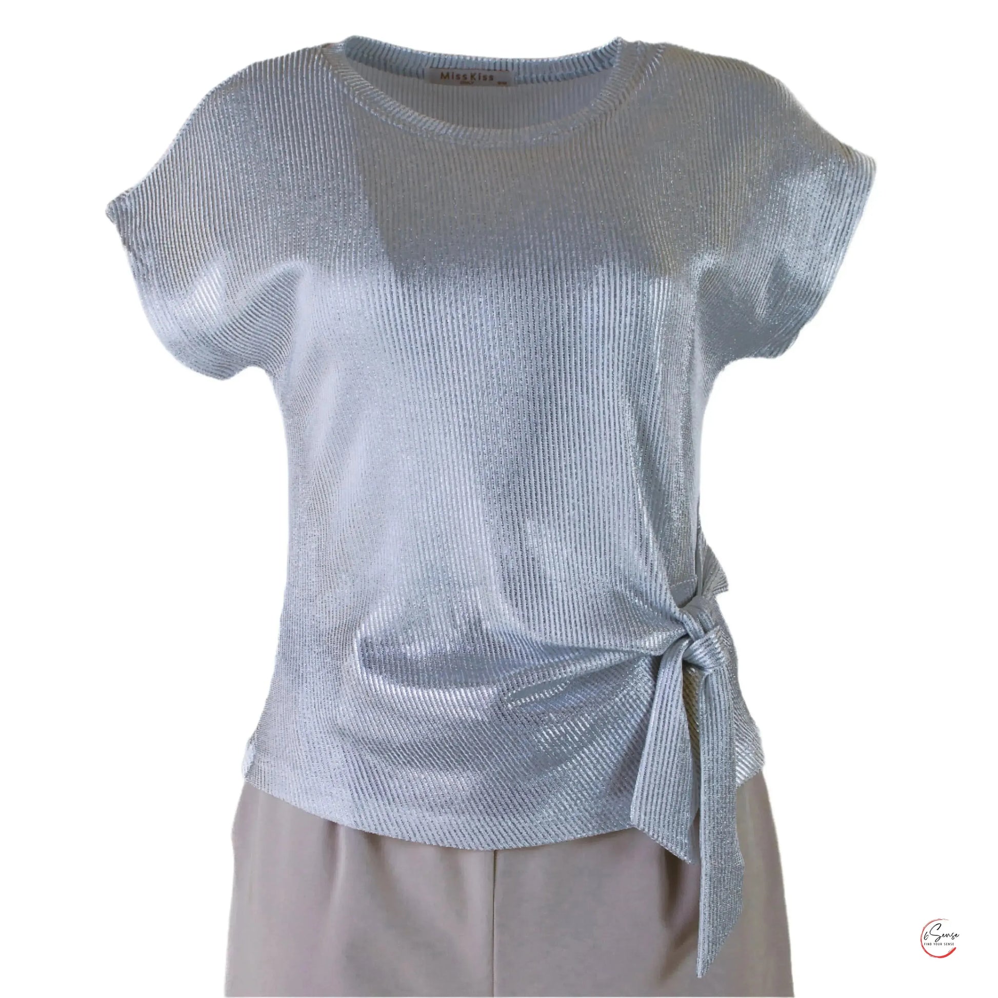 ✨ Сияйна със светло-сребрист топ – защото блясъкът ти е неподражаем! ✨