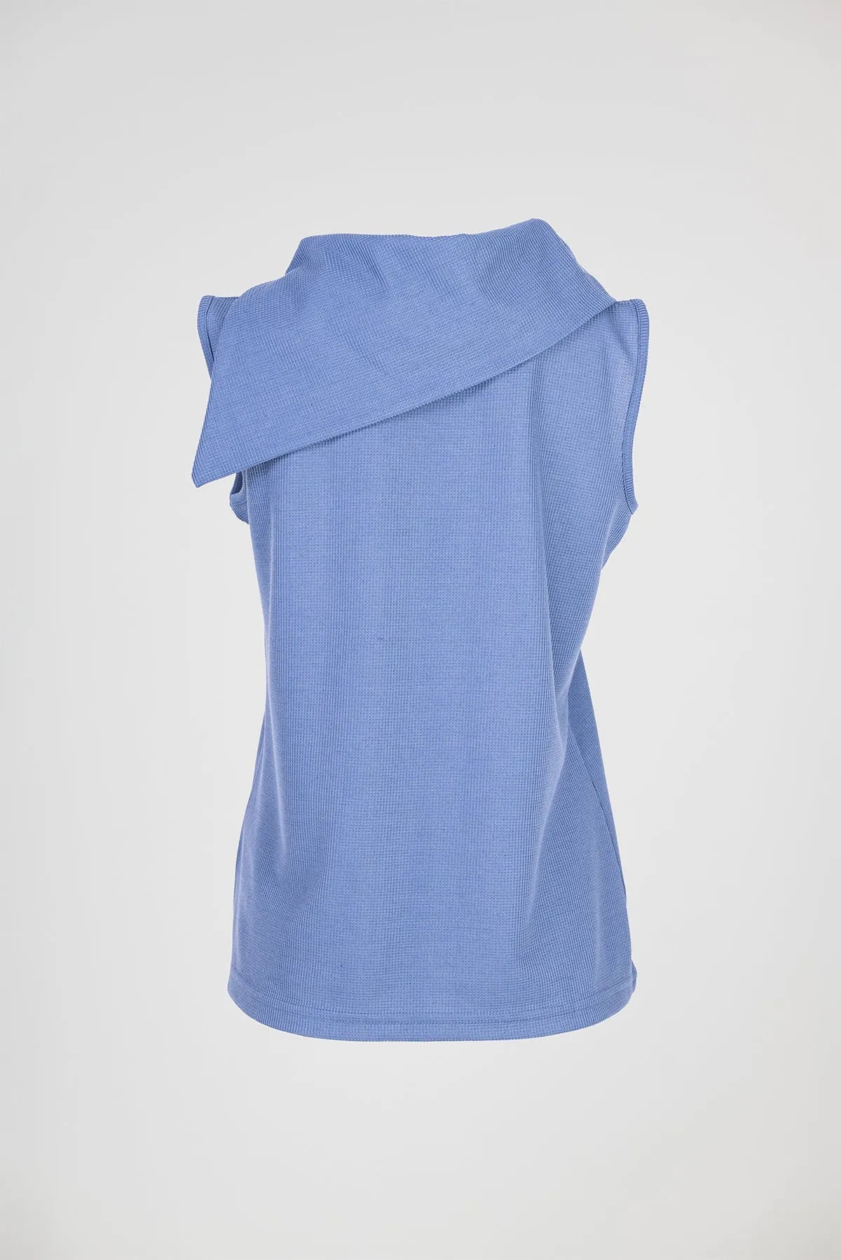 Дамски топ без ръкави с асиметрична яка - Soft Edge-блузи-6Sense