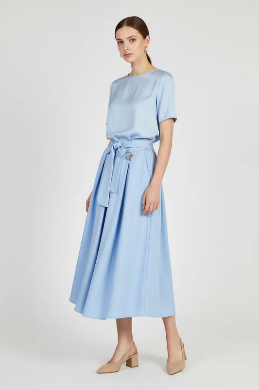 Дълга небесносиня пола Sky Ribbon с панделка, еластична талия и странични джобове, универсален размер до XL.