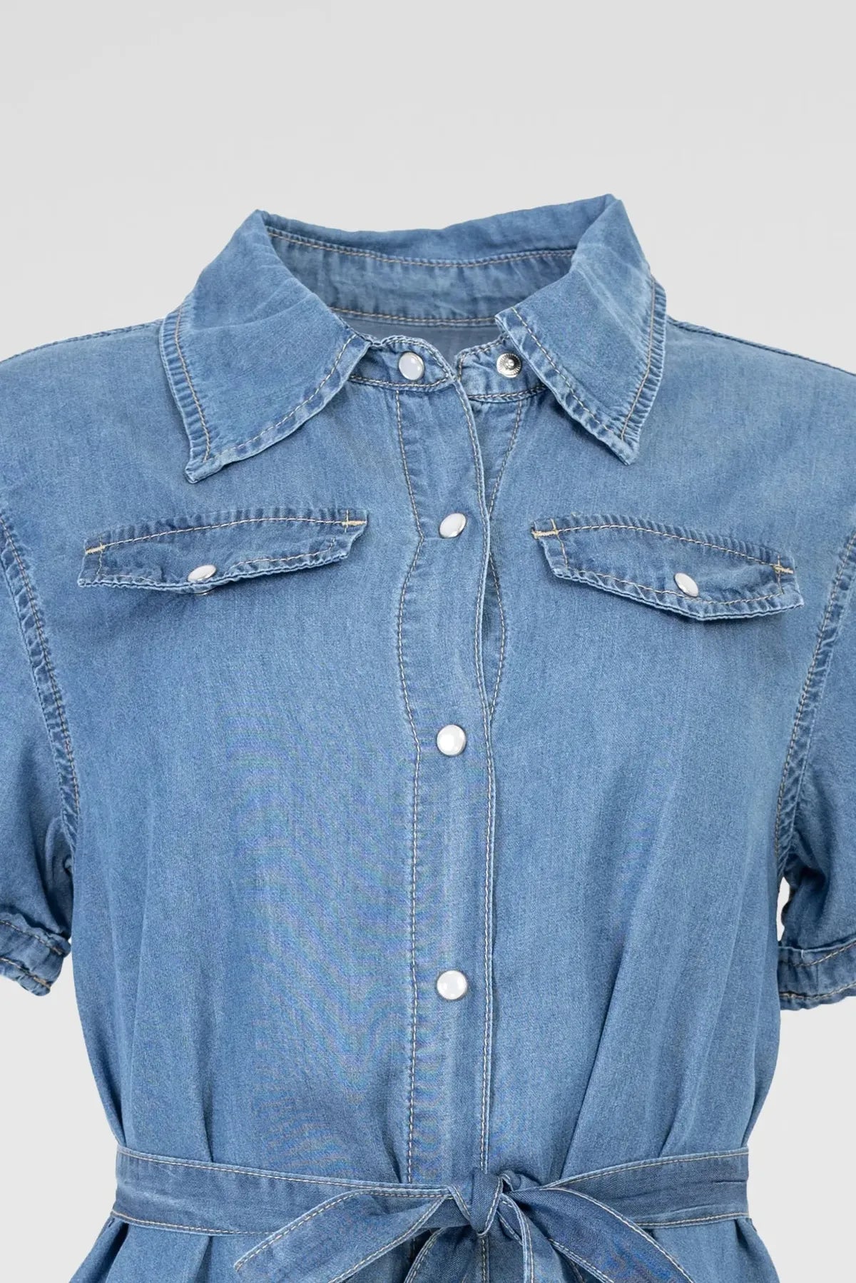 Дънкова рокля с къс ръкав, колан и копчета – Soft Denim Flow-рокли-6Sense