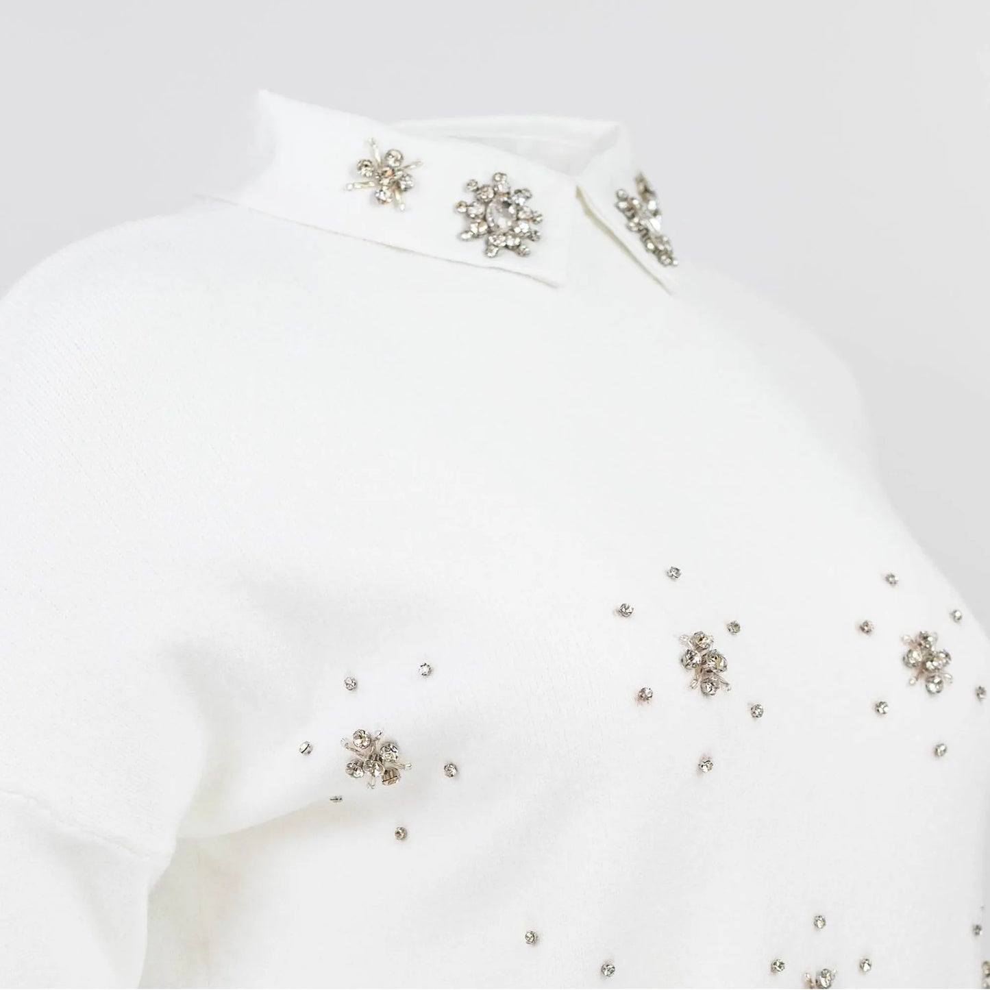 Елегантен бял пуловер с декорирана яка - Amber Frame-пуловери-6Sense