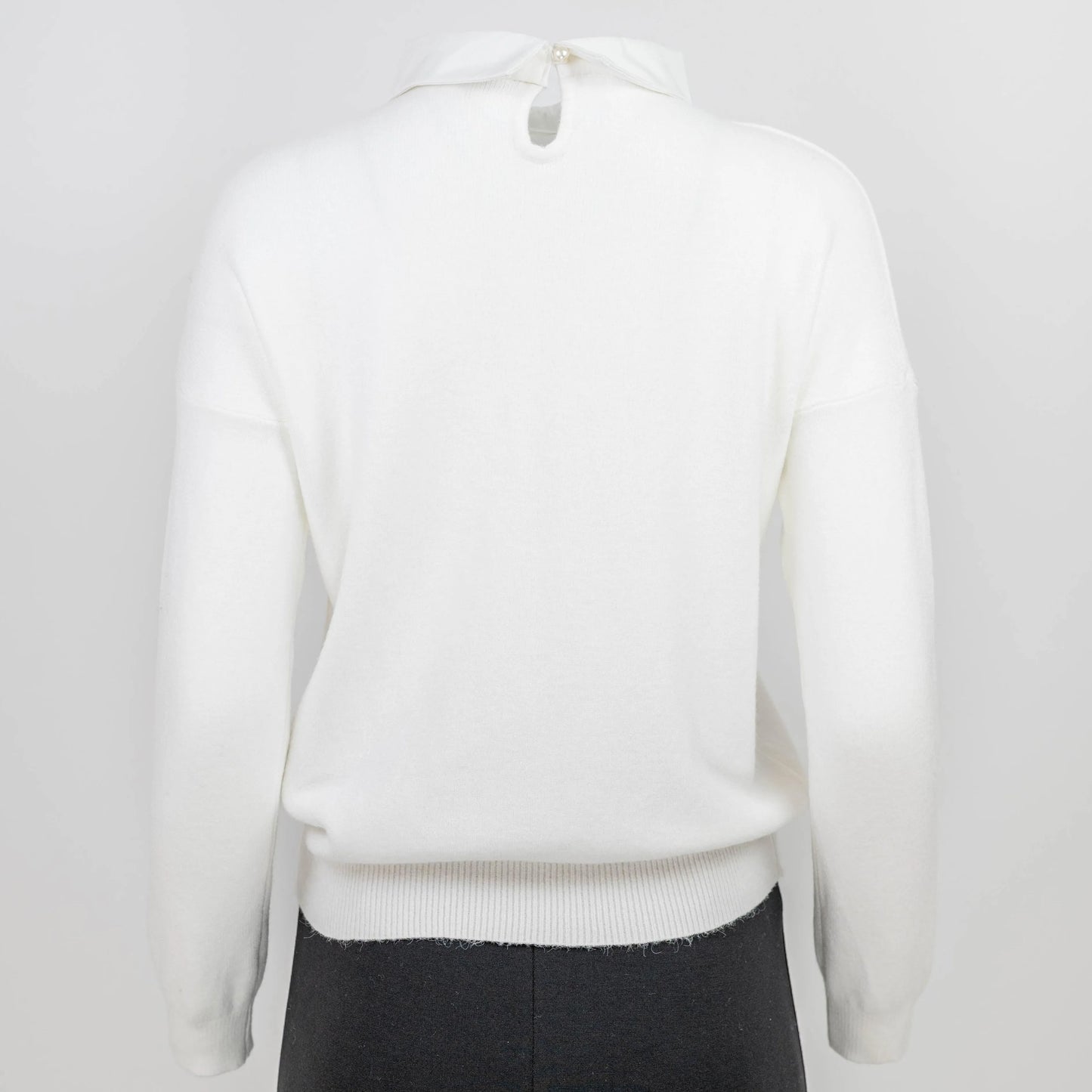 Елегантен бял пуловер с декорирана яка - Amber Frame-пуловери-6Sense