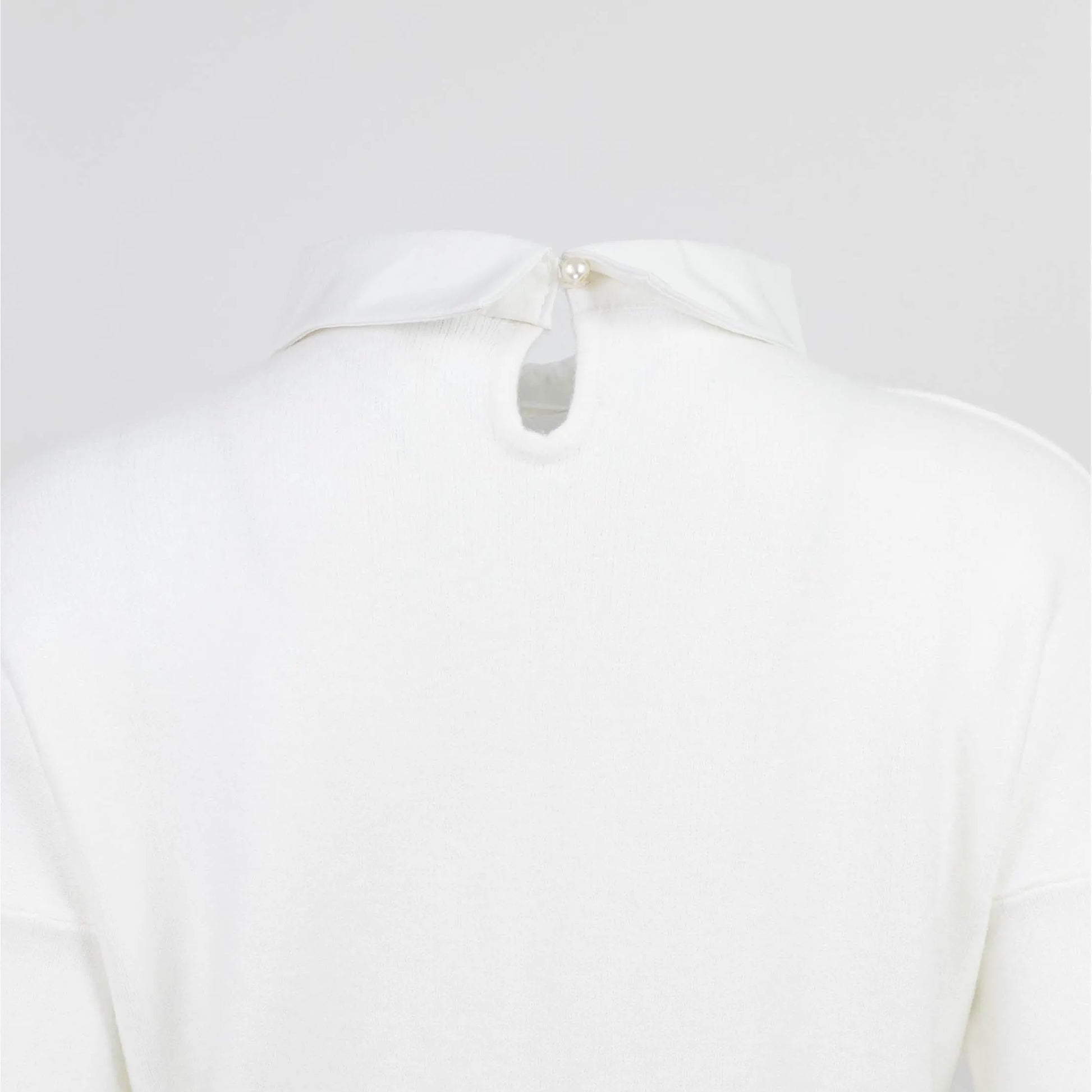 Елегантен бял пуловер с декорирана яка - Amber Frame-пуловери-6Sense