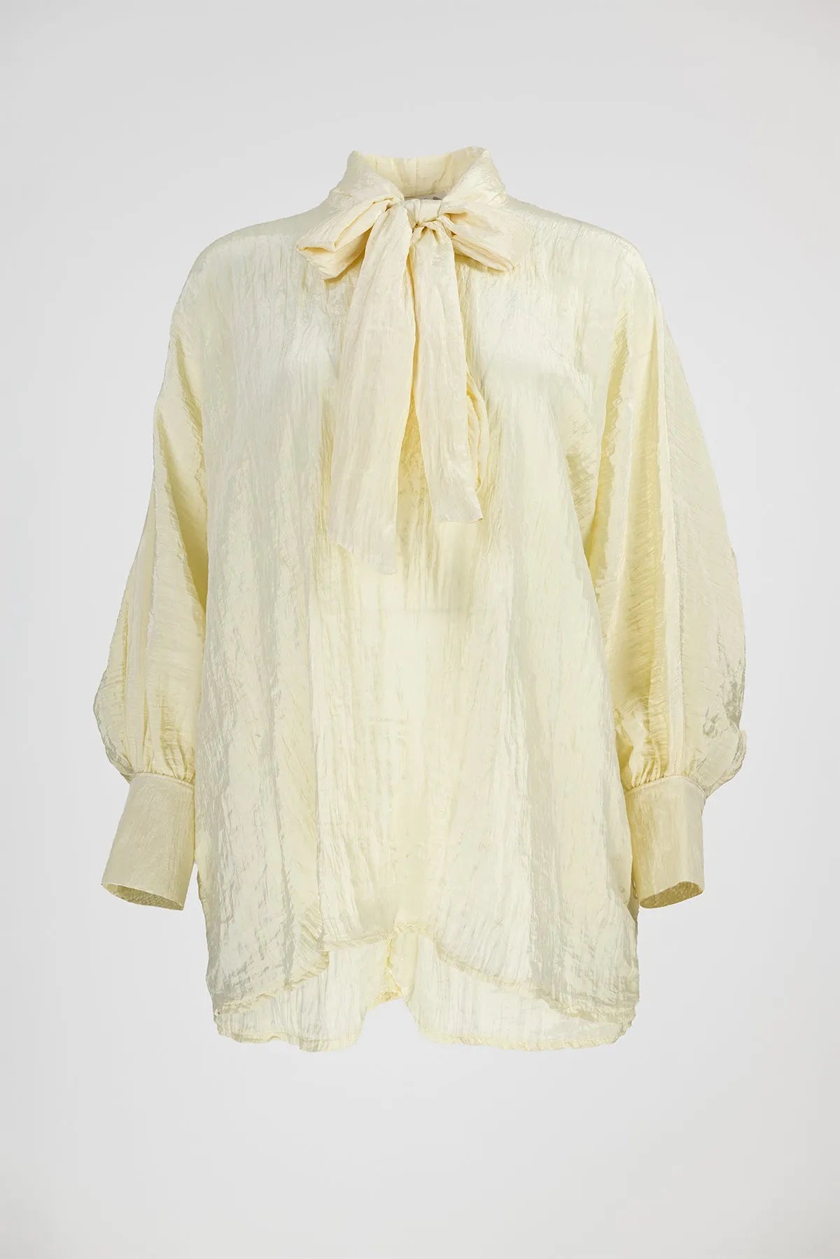Елегантна блуза от 100% полиестер в цвят ванилия с панделка на яката и обемни ръкави.