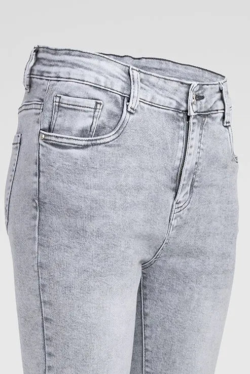 Удобни, еластични дънки от светъл деним с памук и еластан, идеални за ежедневен комфорт.