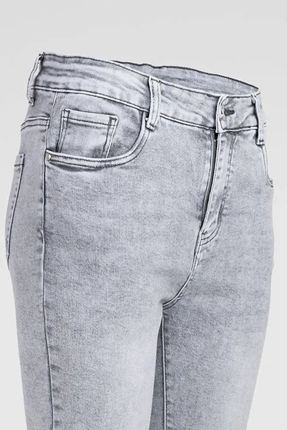 Удобни, еластични дънки от светъл деним с памук и еластан, идеални за ежедневен комфорт.