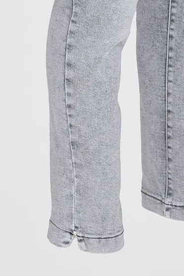 Светли, еластични деним дънки от Vanilla Denim Set с елегантна цепка на глезена.