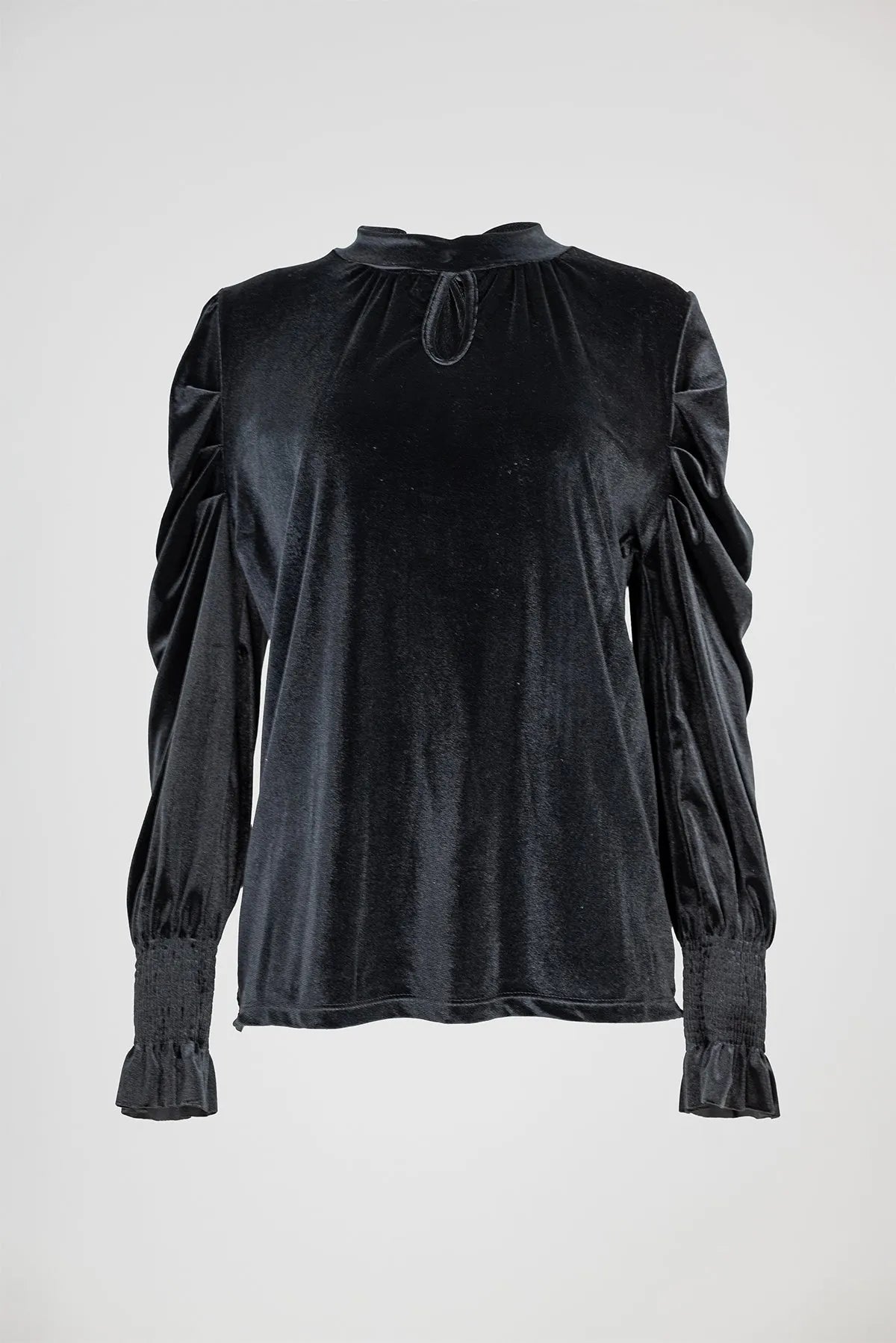 Елегантна черна кадифена блуза с висока яка, дискретен отвор и набрани ръкави с маншети.