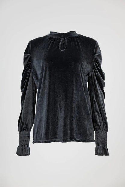 Елегантна черна кадифена блуза с висока яка, дискретен отвор и набрани ръкави с маншети.