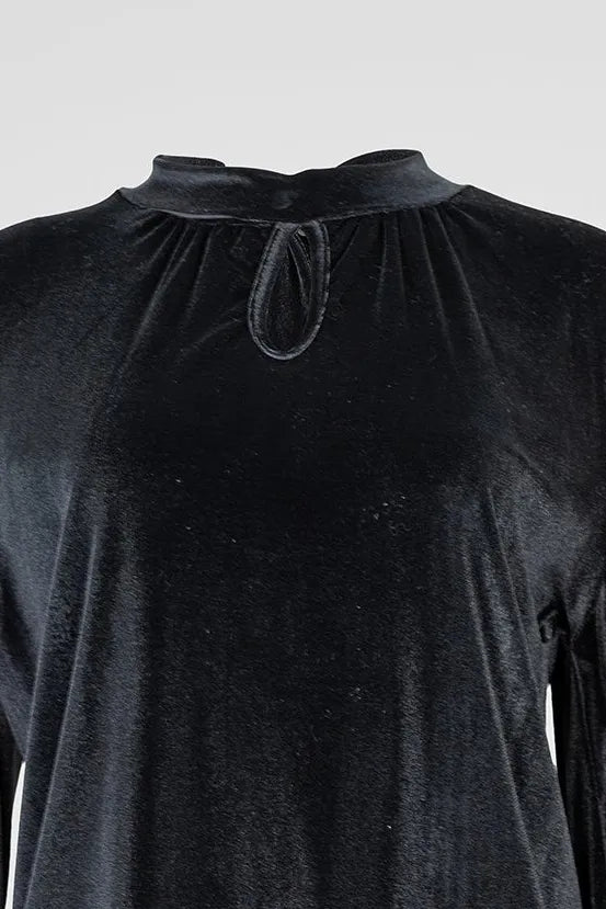 Елегантна черна кадифена блуза с висока яка и дискретен отвор на деколтето.