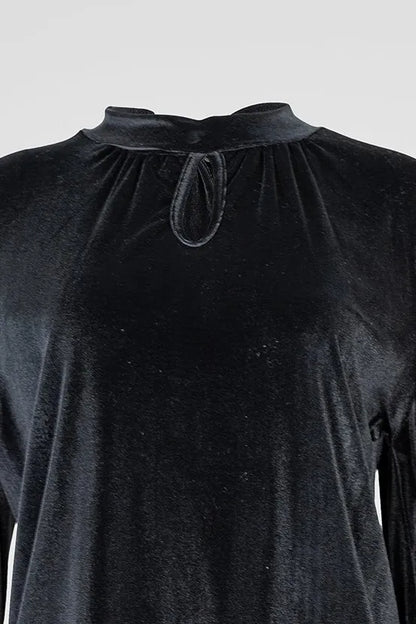 Елегантна черна кадифена блуза с висока яка и дискретен отвор на деколтето.