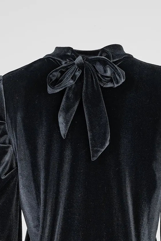 Елегантна черна кадифена блуза с висока яка и панделка на гърба, с наборни ръкави.