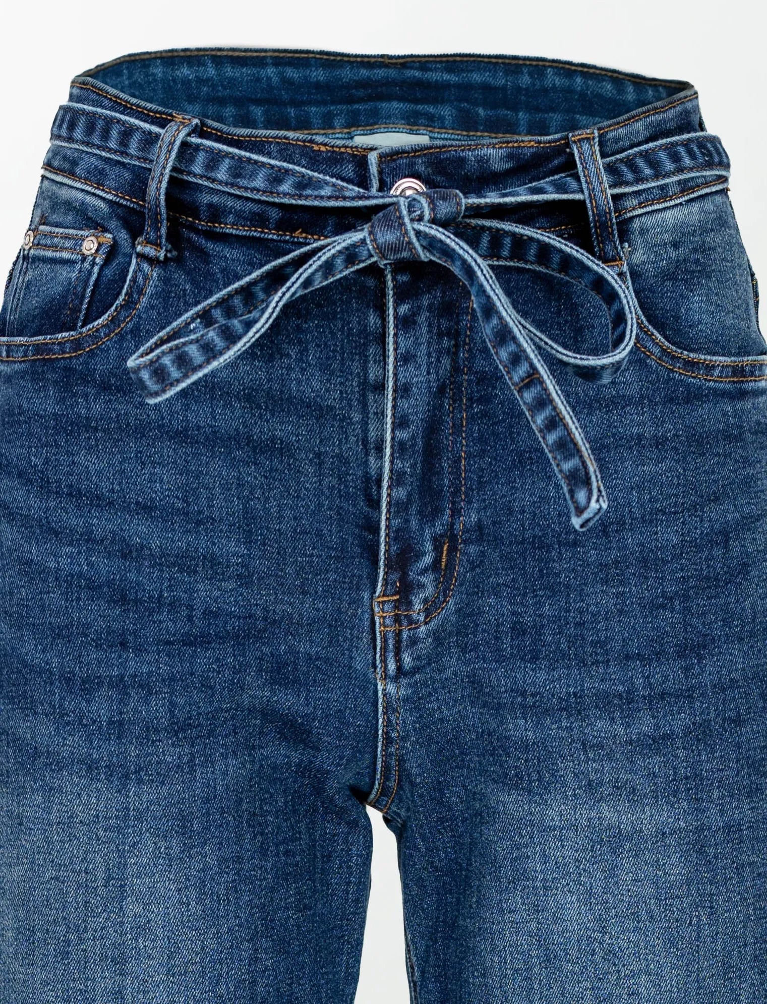 Стилни сини деним дънки с връзка на талията за регулируемо прилягане и модерен акцент.