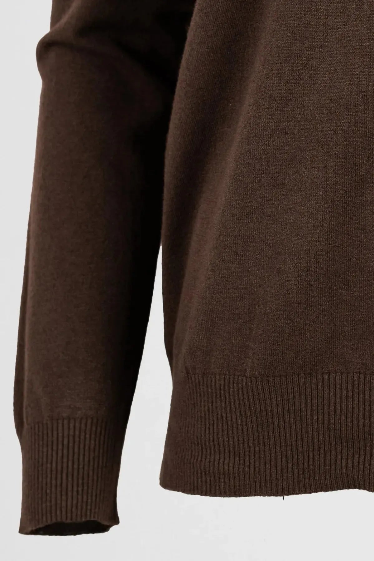 Кафяв пуловер фино плетиво с обло деколте - Essential Soft-пуловери-6Sense