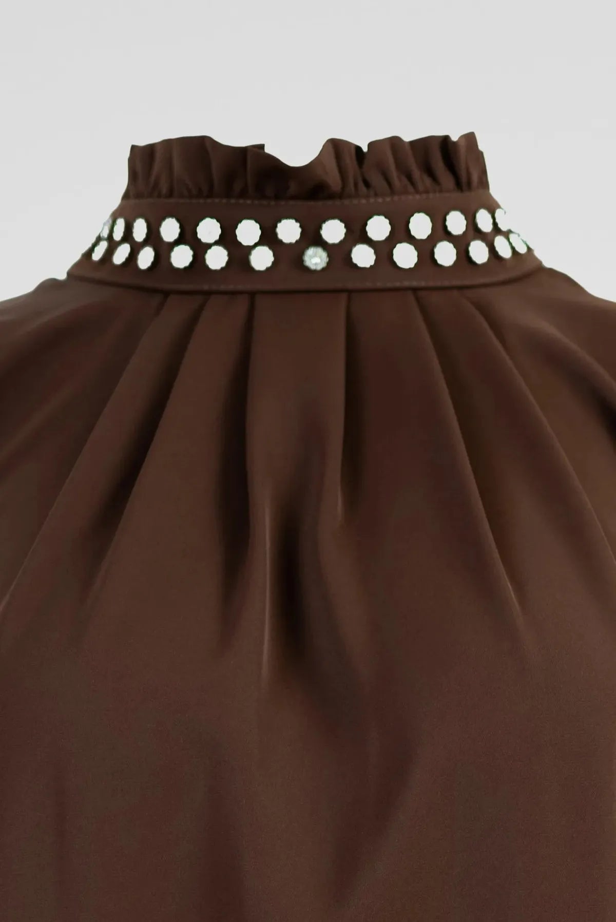 Kафява блуза с декоративна яка и фина драпировка - Tiramisu-блузи-6Sense