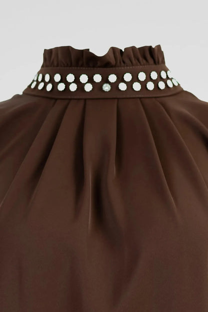 Kафява блуза с декоративна яка и фина драпировка - Tiramisu-блузи-6Sense