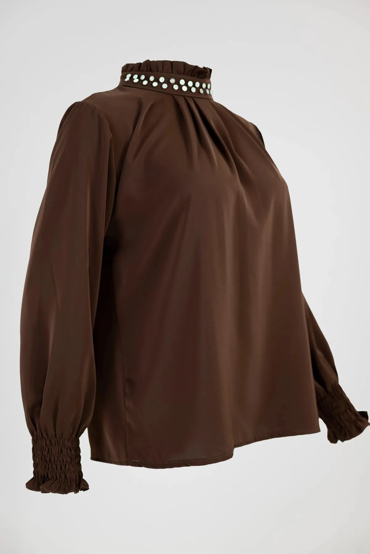 Kафява блуза с декоративна яка и фина драпировка - Tiramisu-блузи-6Sense