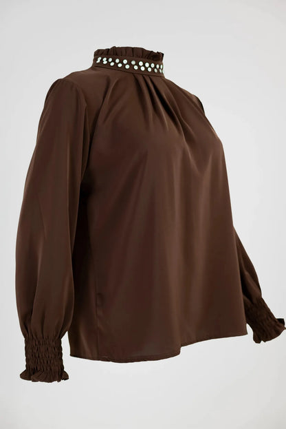 Kафява блуза с декоративна яка и фина драпировка - Tiramisu-блузи-6Sense