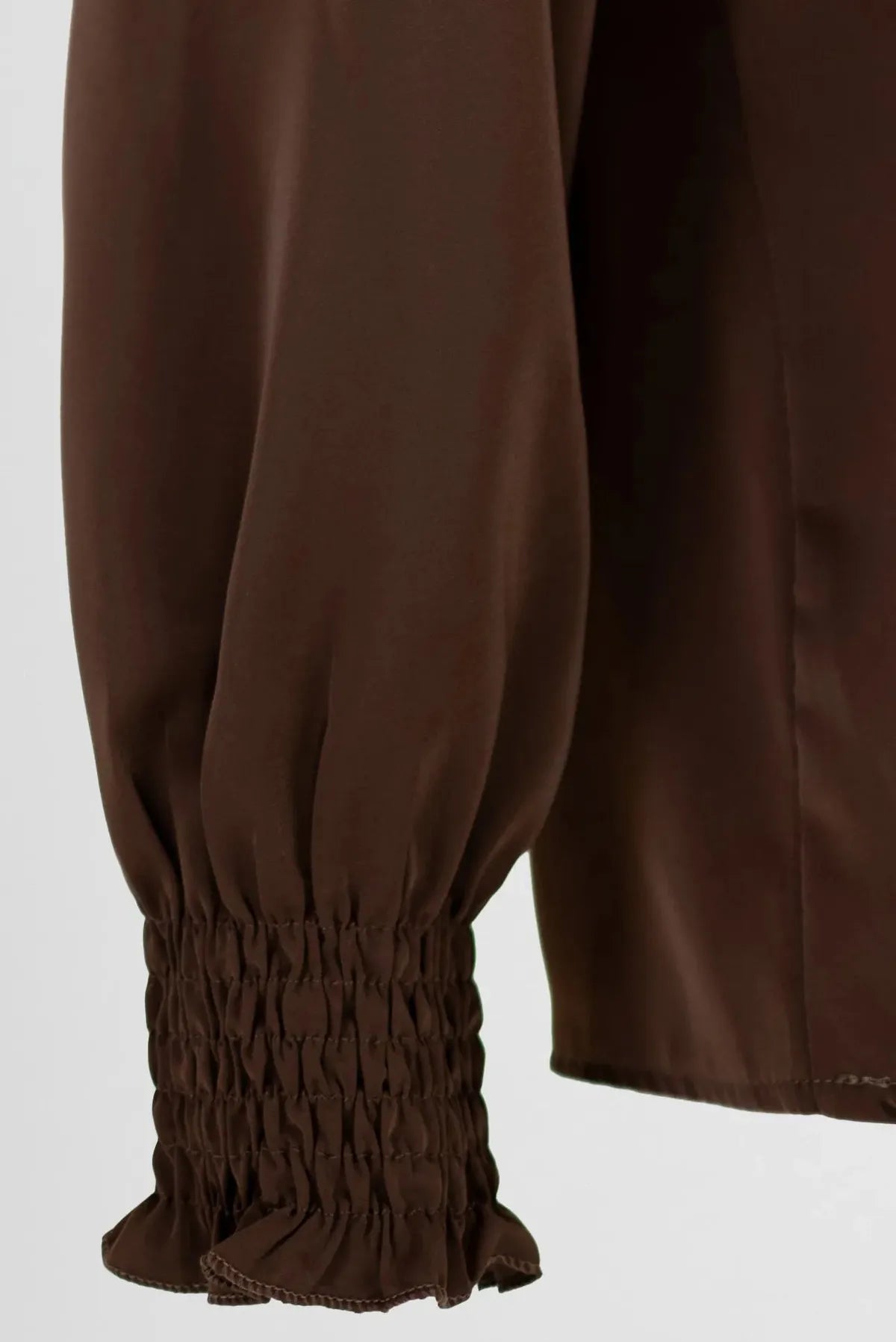 Kафява блуза с декоративна яка и фина драпировка - Tiramisu-блузи-6Sense