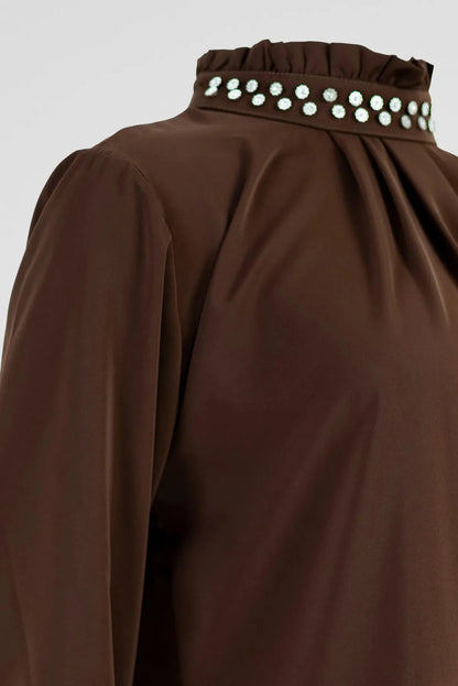 Kафява блуза с декоративна яка и фина драпировка - Tiramisu-блузи-6Sense