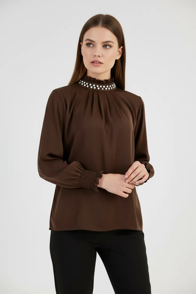 Kафява блуза с декоративна яка и фина драпировка - Tiramisu-блузи-6Sense