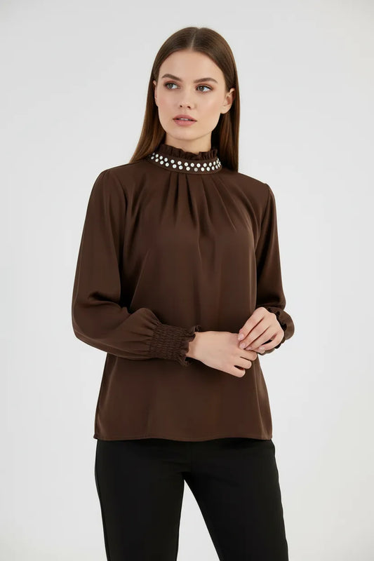 Кафява блуза с декоративна яка и фина драпировка - Tiramisu-6Sense
