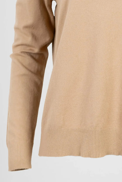 Камел пуловер фино плетиво с обло деколте - Essential Soft-пуловери-6Sense