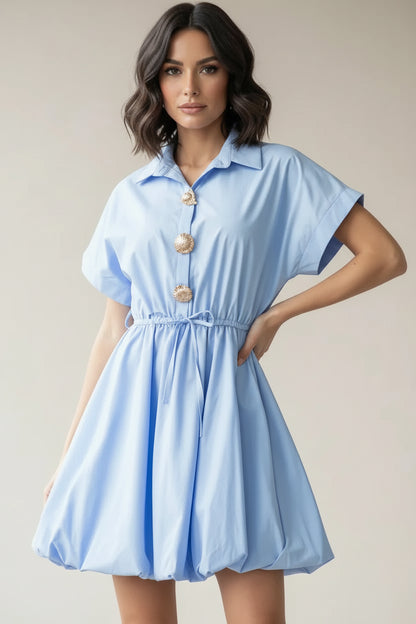 Дамска къса рокля балон с колан и декоративни брошки – Sky Charm-рокли-6Sense