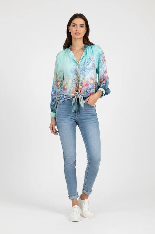 Стилна визия със светли дънки и акварелна блуза