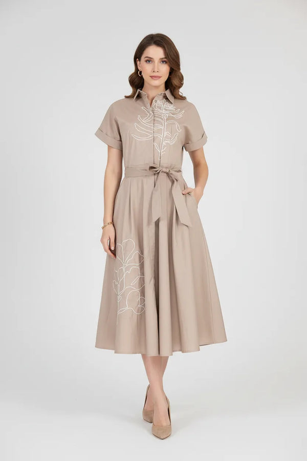 Елегантна памучна риза рокля Sand Poetry в бежово с колан и артистична бяла бродерия.