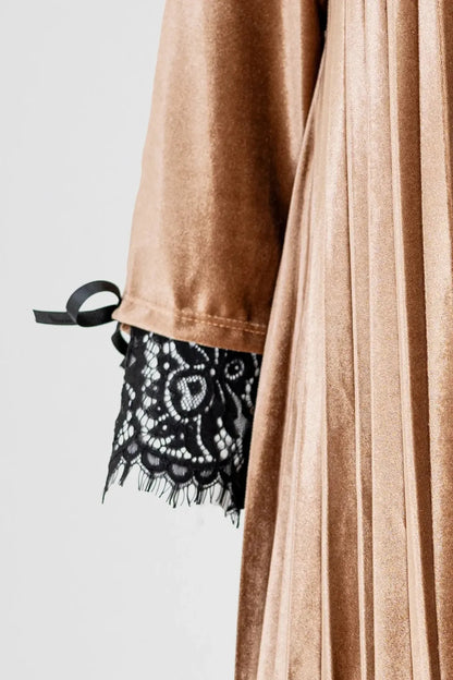 Дамска плисирана кадифена рокля с дантела – Caramel Dream-рокли-6Sense