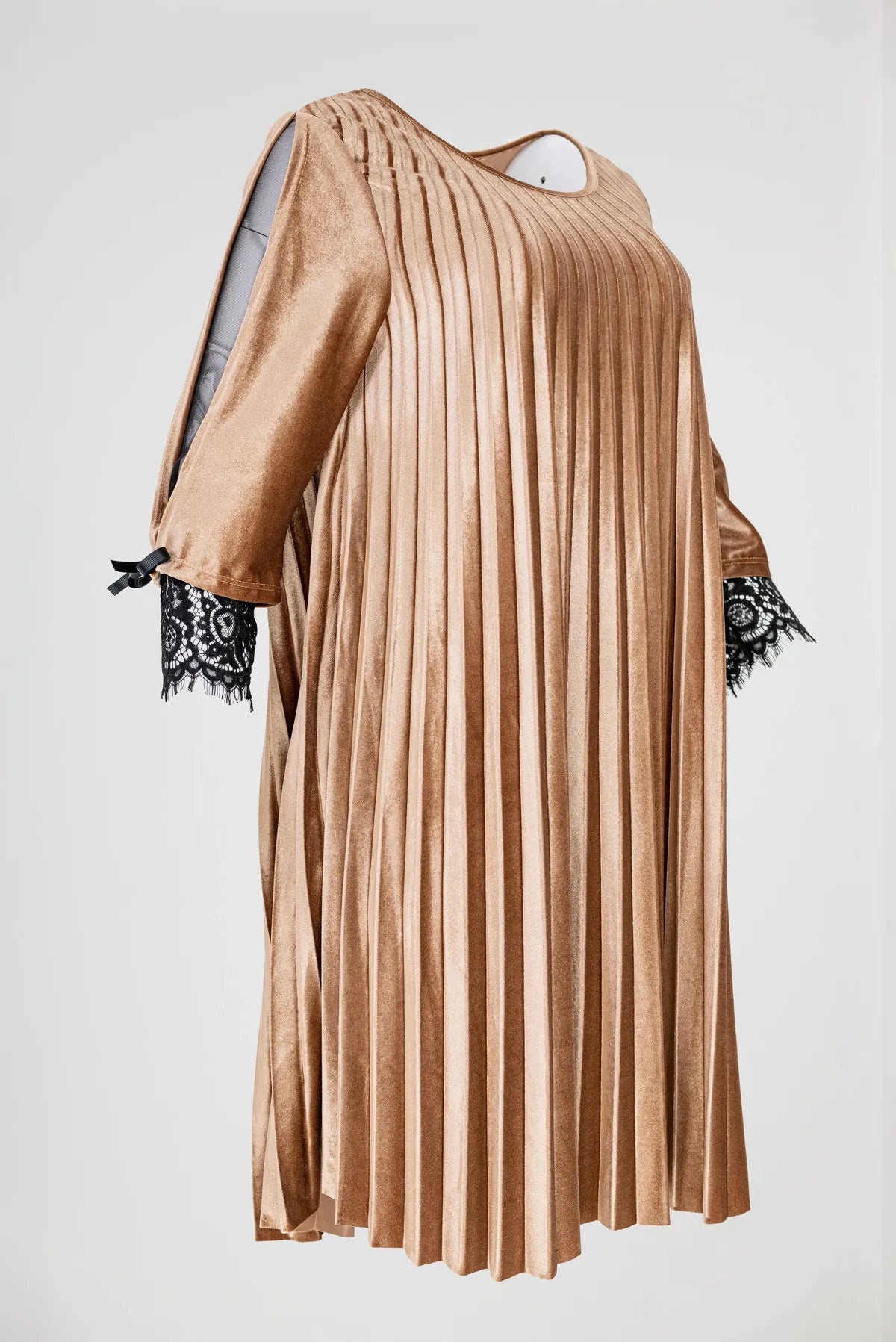 Дамска плисирана кадифена рокля с дантела – Caramel Dream-рокли-6Sense