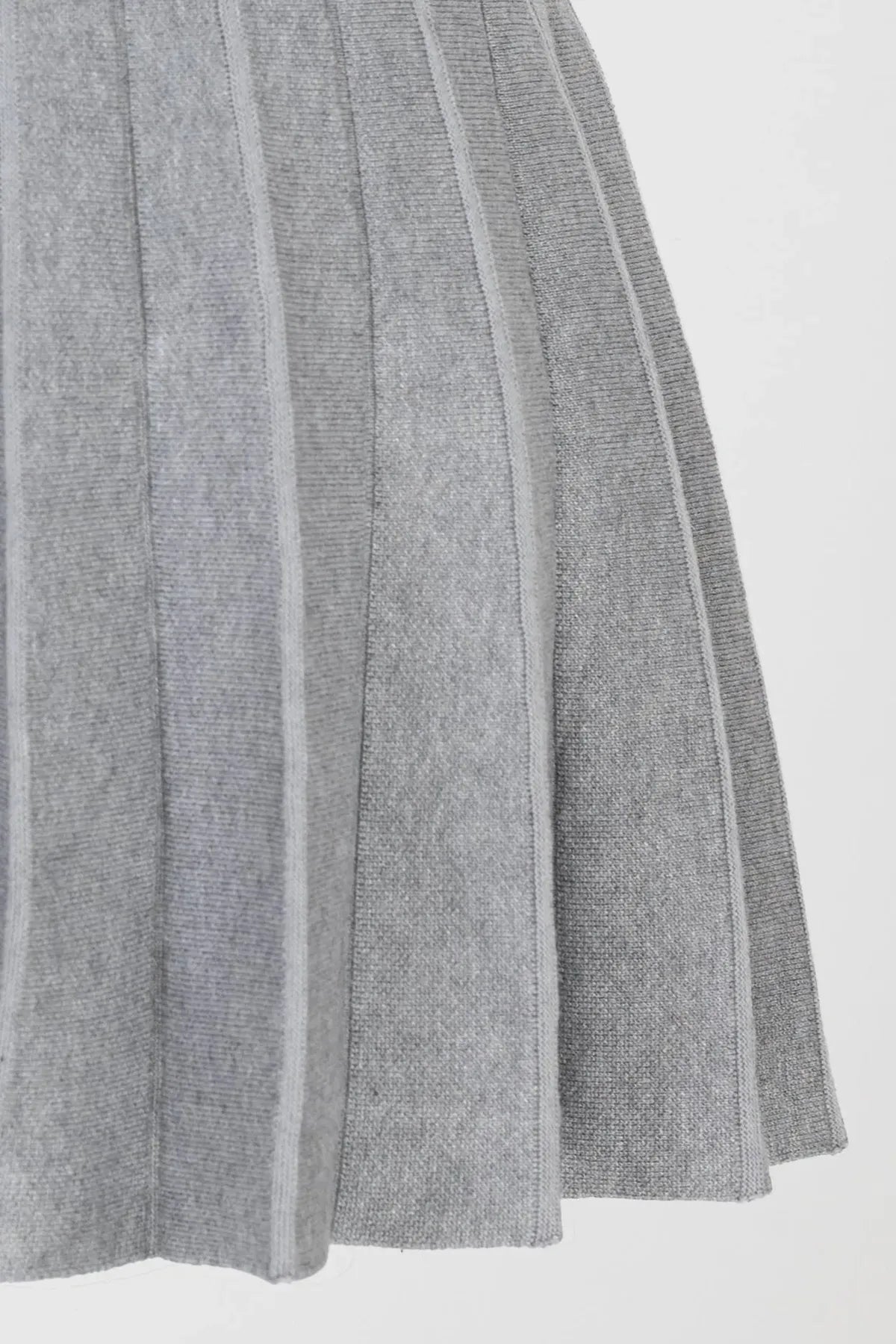 Сива плисирана пола с декоративни златни копчета - Soft Pleats-Поли-6Sense