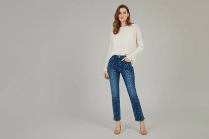 Stardust Denim: Прав деним с висока талия и камъни, носен от модел.