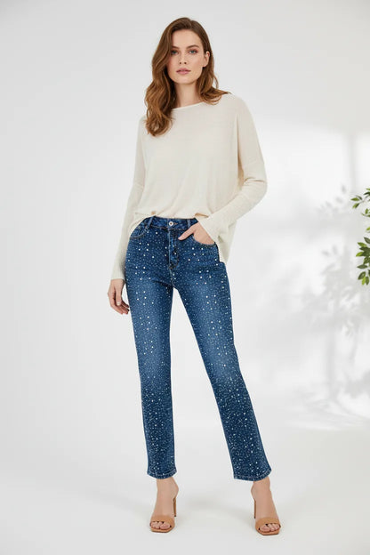 Stardust Denim прави дънки с висока талия и камъни, носени от модел.