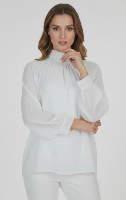 Дамска бяла блуза с висока яка и фини акценти - Lumière