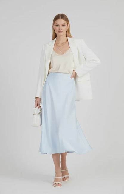 Дамска сатенена пола в светлосиньо с елегантна линия – Sky Flow