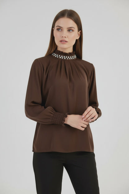 Kафява блуза с декоративна яка и фина драпировка - Tiramisu