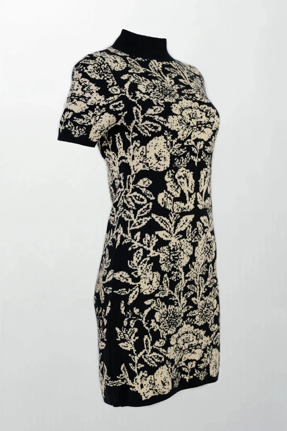 Рокля фино плетиво с флорален мотив - Noir Florale-рокли-6Sense