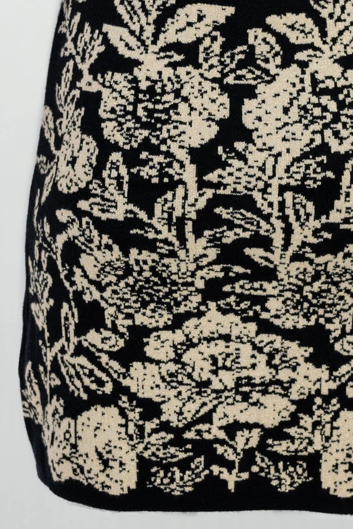 Рокля фино плетиво с флорален мотив - Noir Florale-рокли-6Sense