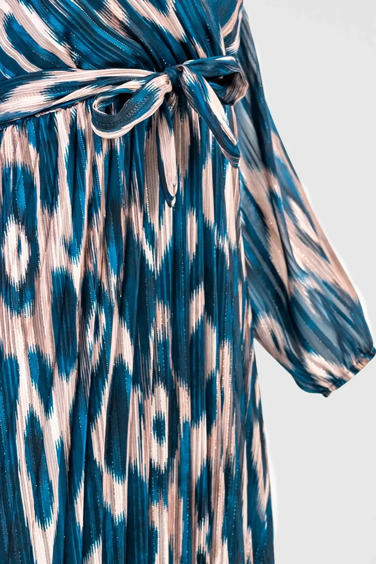 Рокля плисе - ефирност с артистичен принт - Teal Mirage-рокли-6Sense