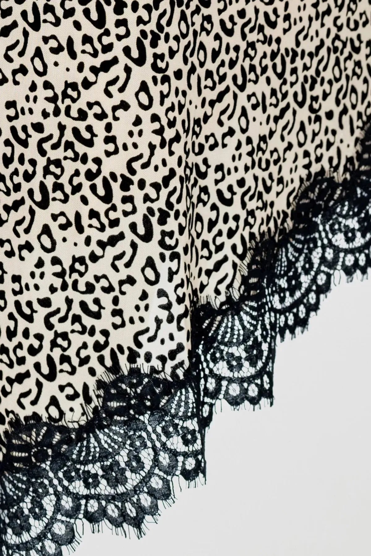 Рокля с леопардов принт и асиметричен дантелен подгъв - Leopard Noir