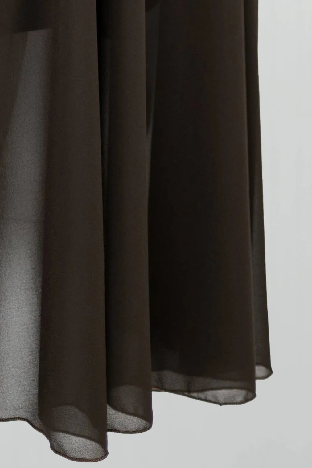 Шифонена кафява рокля с лека подплата - Cocoa Air-рокли-6Sense