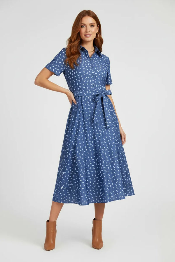 Елегантна синя рокля Blue Feather с фин принт, колан на талията, къс ръкав и разкроена пола.