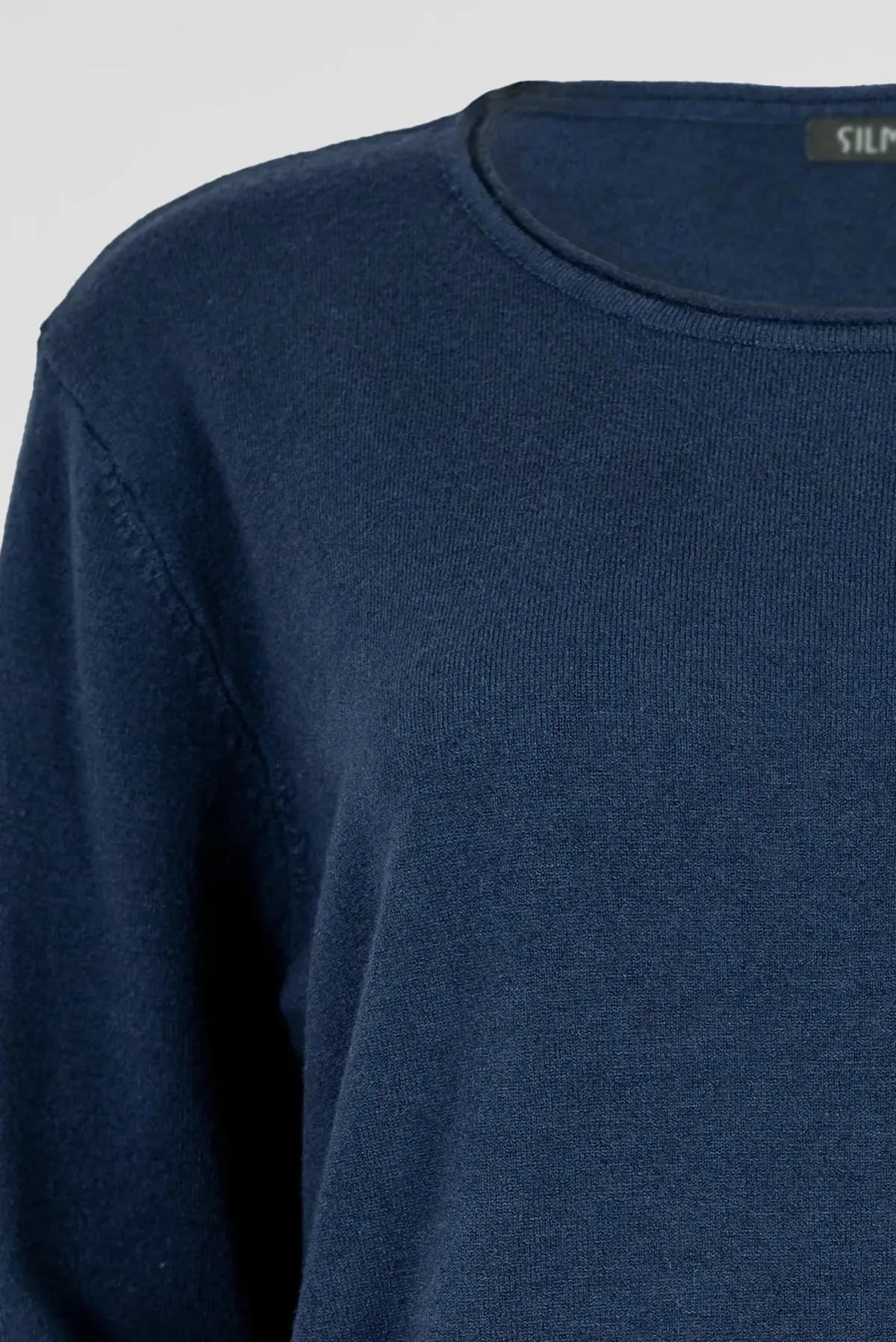 Тъмносин пуловер фино плетиво с обло деколте - Essential Soft-пуловери-6Sense