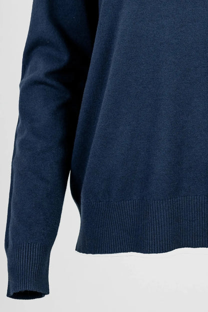 Тъмносин пуловер фино плетиво с обло деколте - Essential Soft-пуловери-6Sense