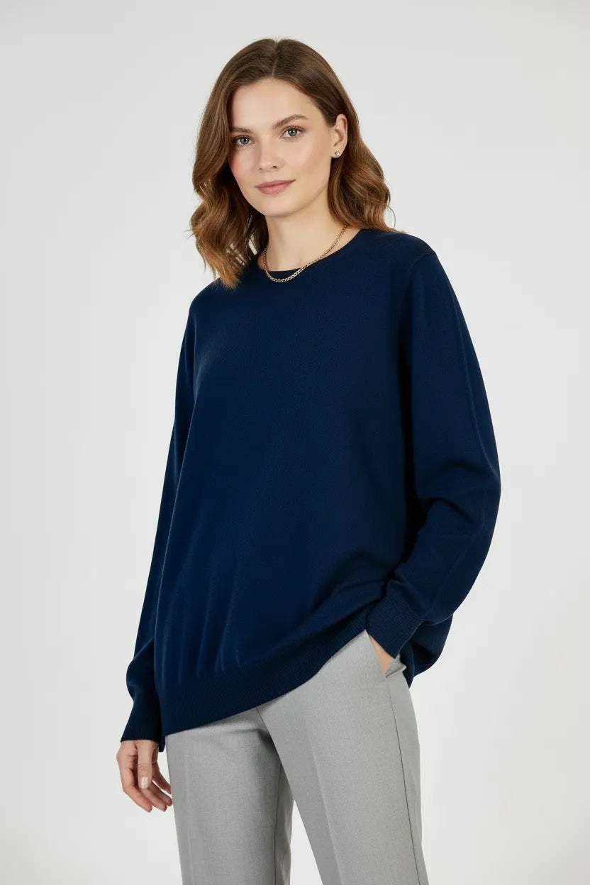 Тъмносин пуловер фино плетиво с обло деколте - Soft Blue-пуловери-6Sense